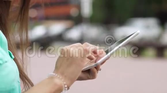 女人的手拿着平板电脑不确定的女人用触摸屏视频的预览图