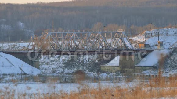 工作机车通过铁路桥梁冬季景观视频的预览图