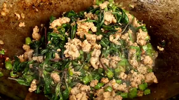 用罗勒或帕德卡普劳炒猪肉泰国菜视频的预览图