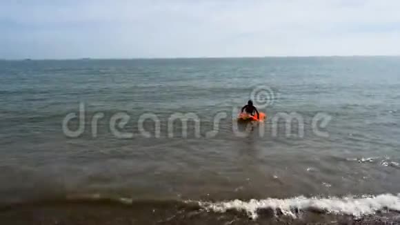 少年男孩在英国海边的充气床垫上漂浮视频的预览图