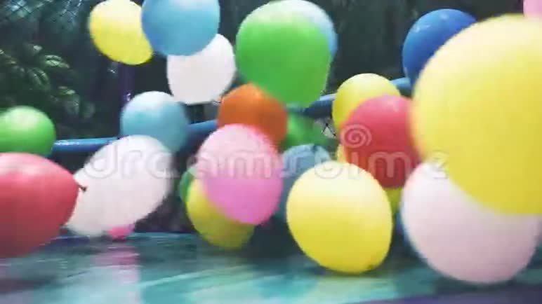 五颜六色的气球在操场上吹视频的预览图