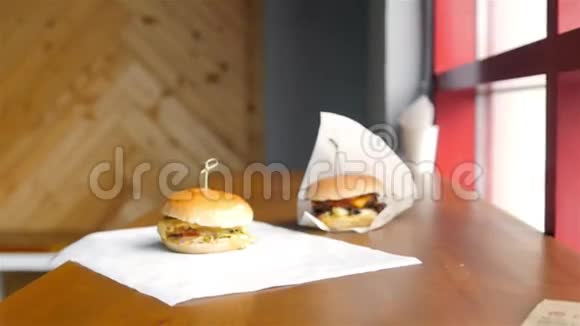 汉堡汉堡大厅咖啡馆背景上的一杯啤酒和餐具视频的预览图