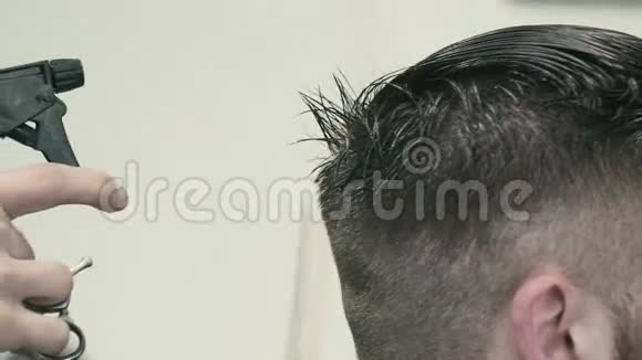 理发师给客户的头发泼水视频的预览图