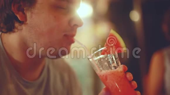 年轻人使用智能手机在夜间酒吧喝西瓜鸡尾酒享受这一刻1920x1080视频的预览图