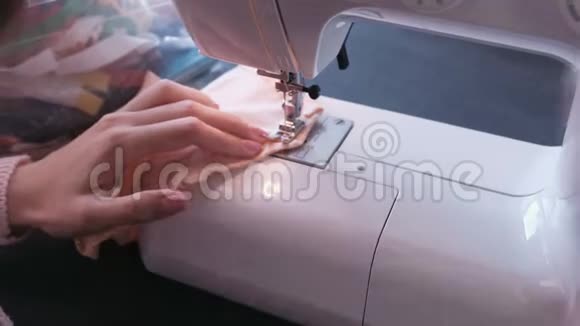 缝纫机上的女士缝纫细节特写的手视频的预览图