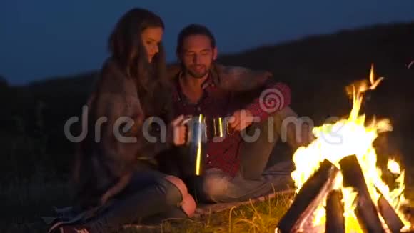 浪漫的周末在大自然篝火旁的情侣视频的预览图