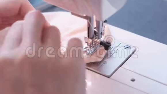 缝纫机上的女士缝纫细节特写的手视频的预览图