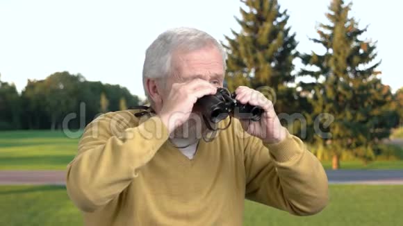 有望远镜的老人自然背景视频的预览图