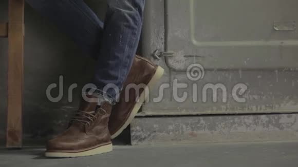 穿棕色鞋子的男模特视频的预览图