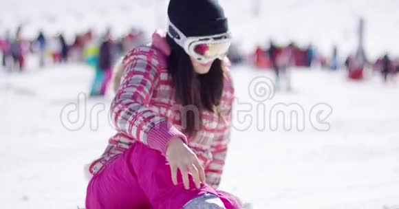 滑雪假期快乐的女人挥手视频的预览图