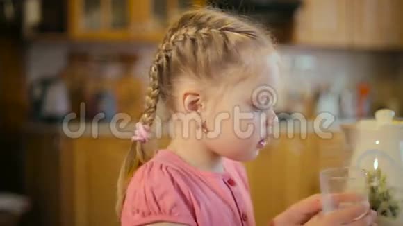 微笑女孩喝牛奶的特写肖像视频的预览图