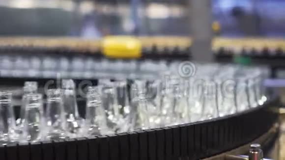 啤酒厂啤酒装瓶技术生产线特写视频的预览图