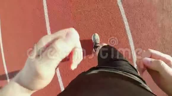 顶部视图人在体育场跑道上跑步慢动作视频的预览图