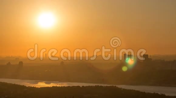 色彩斑斓的日落从卡姆利卡山与城市天际线在伊斯坦布尔视频的预览图