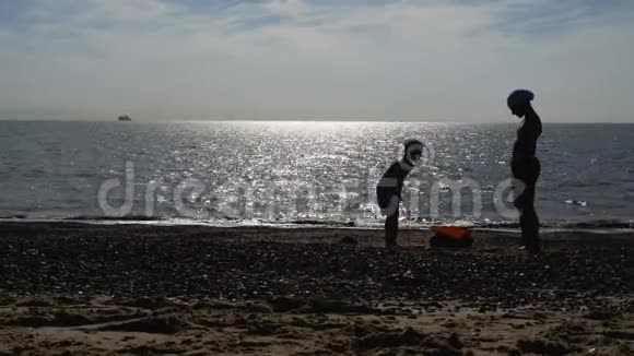 在英国海边玩沙滩游戏的少年视频的预览图