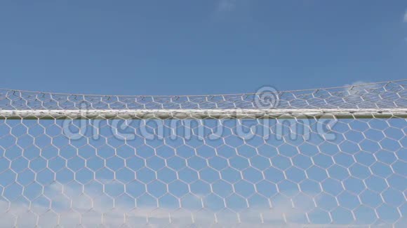 慢镜头足球飞进大门底景视频的预览图