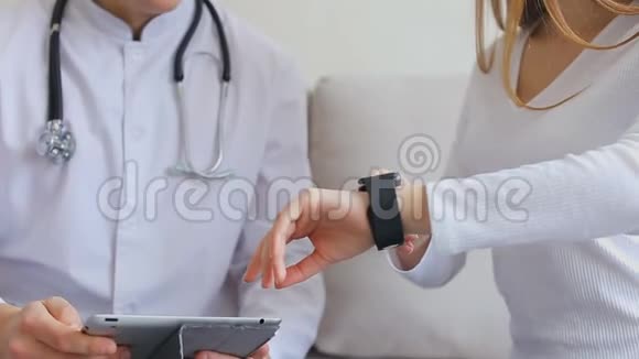 技术医学博士和女性患者研究智能手表和平板电脑的医疗功能使用新技术视频的预览图