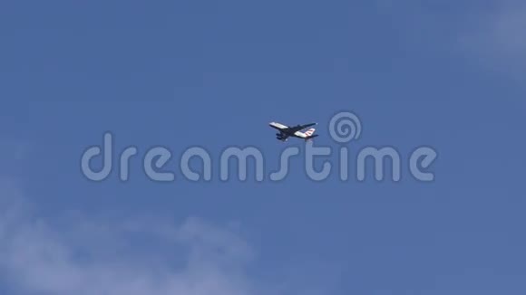 飞机正飞越蓝天视频的预览图