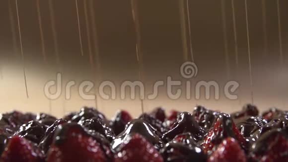 巧克力釉被倒入草莓上视频的预览图