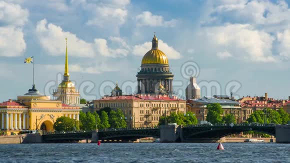 内瓦河和圣以萨克大教堂的景色圣彼得堡视频的预览图