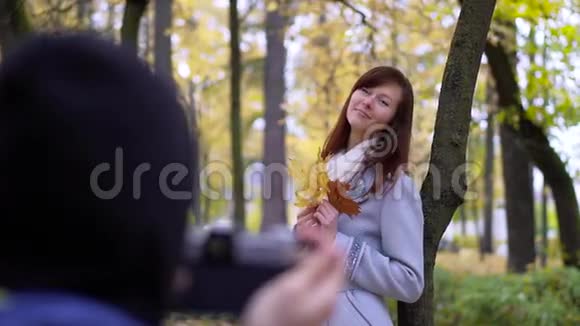 摄影师在户外拍一张年轻女子的照片视频的预览图