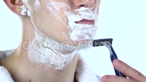 男人慢慢地剃下下巴一次性剃刀慢动作特写视频的预览图