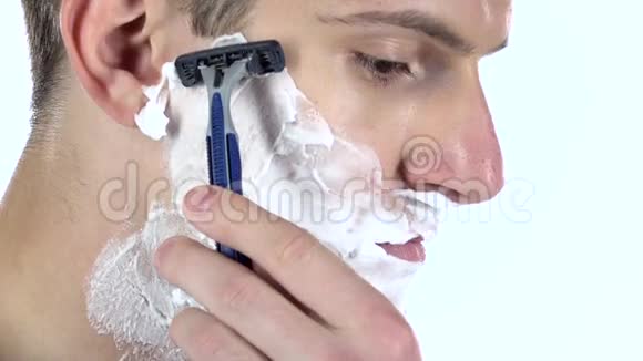 男人刮胡子是他早晨例行公事的一部分慢动作视频的预览图