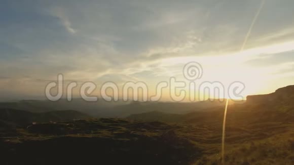 日落的天空与云在一个岩石山谷的低键日落时岩体山脚地形全景视频的预览图