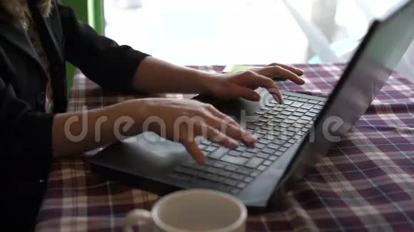 女人的手在桌子上玩键盘桌上放着一杯咖啡视频的预览图