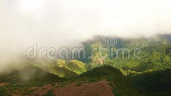 葡萄牙无人驾驶飞机上的马德拉峰上的云雾景观视频的预览图