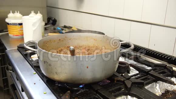 一个锅碗瓢盆把肉酱放在炊具上加4K的煤气视频的预览图