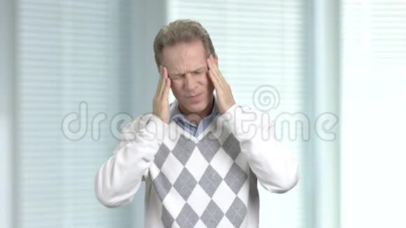 患有偏头痛的中年男子视频的预览图