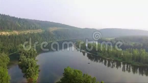孤舟在一个高处的大湖中视频的预览图