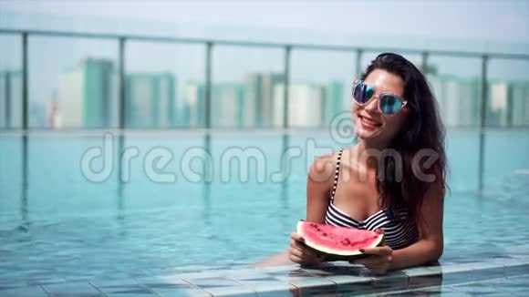 小女孩在游泳池里吃西瓜视频的预览图