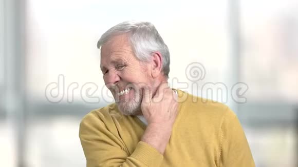 成熟的男人脖子疼视频的预览图