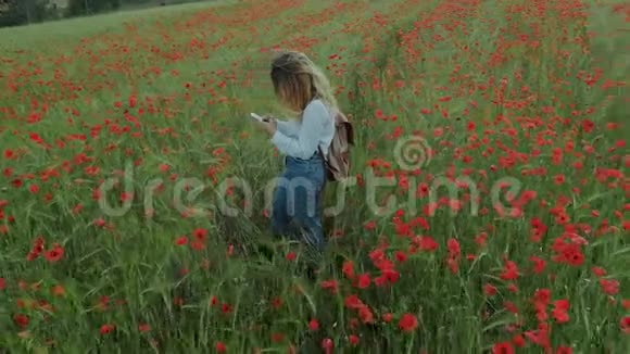 花卉领域的年轻女性博主视频的预览图