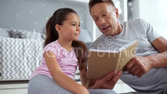 积极的父亲和他的小女儿在家休息视频的预览图