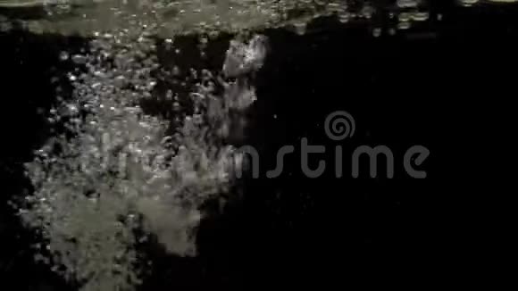 无数的小气泡在清澈的水中混合起来视频的预览图