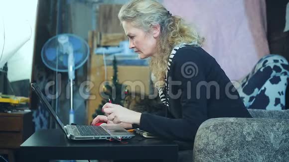 在电脑上工作的中年妇女视频的预览图