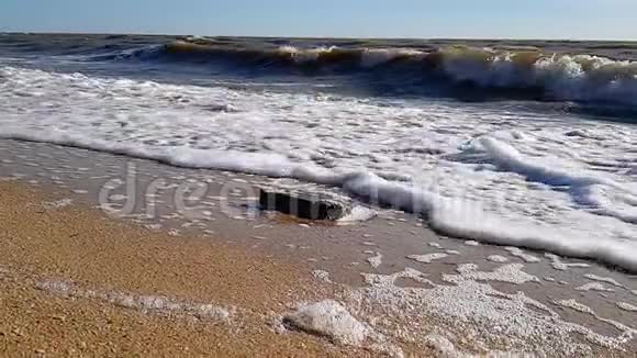 暗海波浪缓慢运动海上风暴视频的预览图