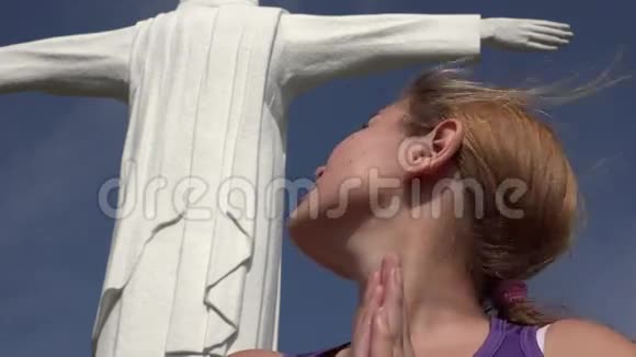 宗教女人说祈祷视频的预览图