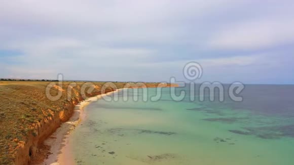 鸟瞰野生海滩丛林和漫长的海岸线美丽的野生海滩克里姆视频的预览图