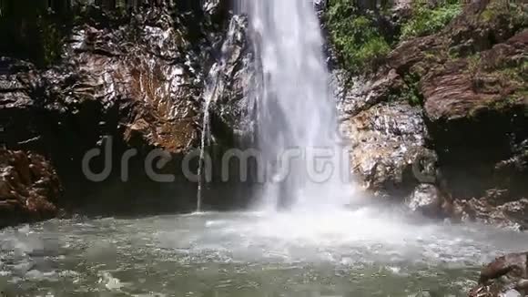 近山河瀑布瀑布进入湖中的岩石视频的预览图