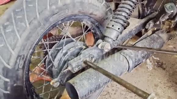 维修车间摩托车轮轴的特写镜头视频的预览图