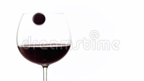 红葡萄掉进一杯红酒里视频的预览图