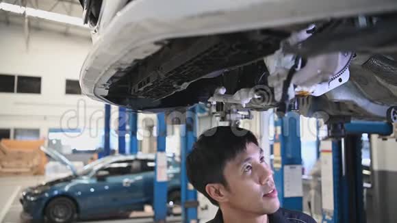 亚洲机械保持和闪光手电筒检查汽车盘制动垫磨损的汽车车辆安全悬挂视频的预览图