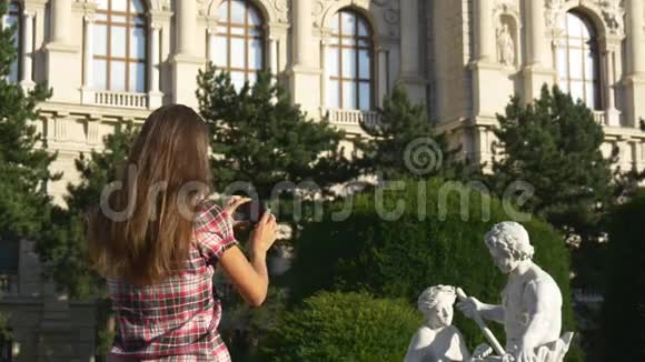 女人在电话里拍照雕塑视频的预览图