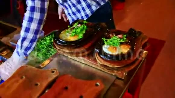 服务员在越南的厨房里把绿色食品放在盘子上视频的预览图