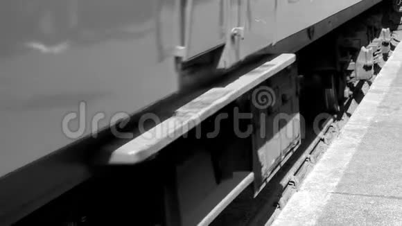 黑色和白色蒸汽列车关闭4K轨道上的车轮视频的预览图