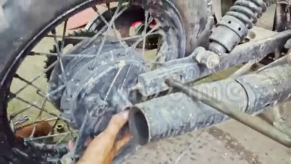 维修车间的摩托车车轮装配视频的预览图